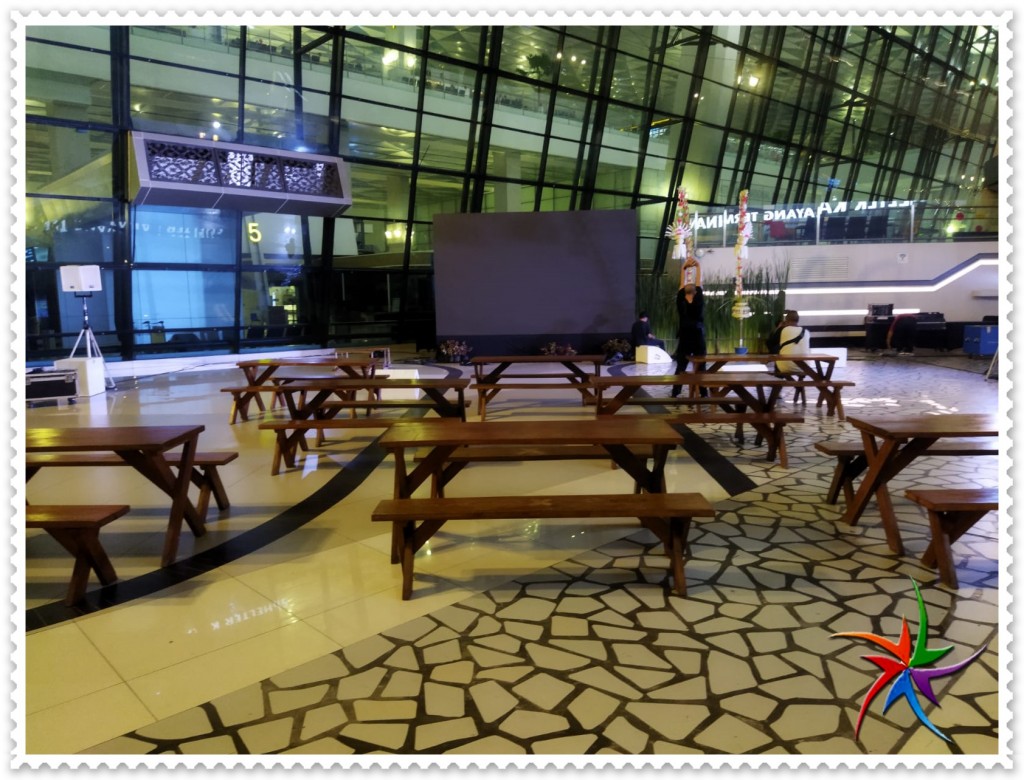 Sewa Meja dan Kursi Silang Kayu Jati Asli