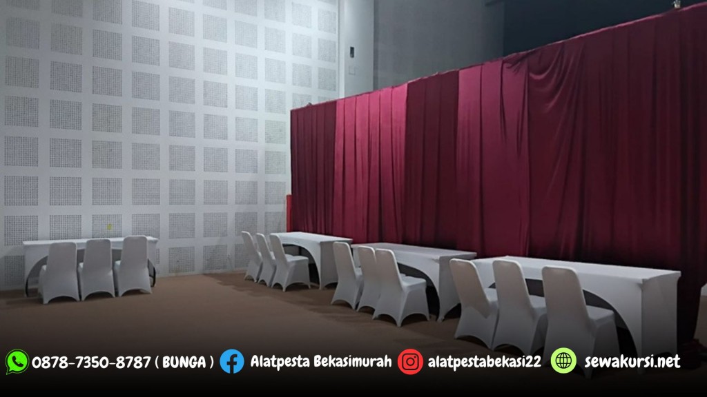 Sewa Meja Kursi Cover Ketat Putih dan Tirai Marun Jakarta