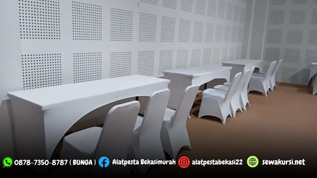 Sewa Meja Kursi Cover Ketat Putih dan Tirai Marun Jakarta
