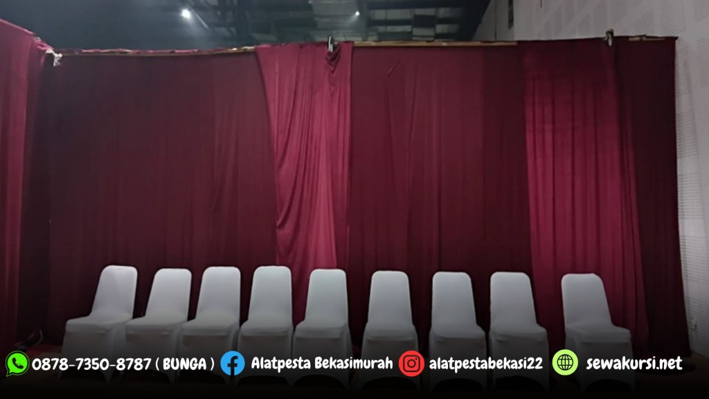 Sewa Meja Kursi Cover Ketat Putih dan Tirai Marun Jakarta